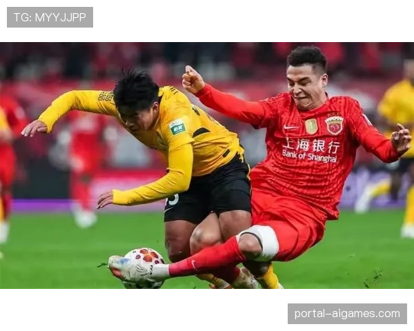 VAR长时间介入引争议，上海海港对阵河南队点球判罚中断比赛近五分钟